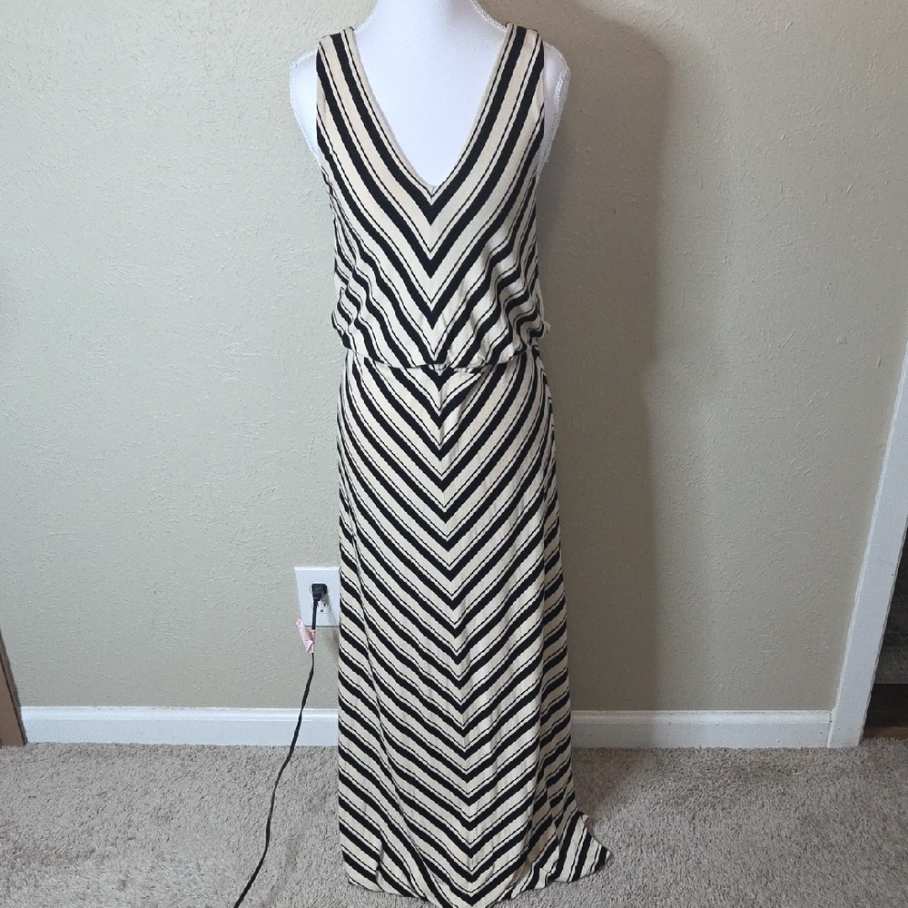 Calvin Klein Size 4 Black and Cream Chevron Maxi Dress
